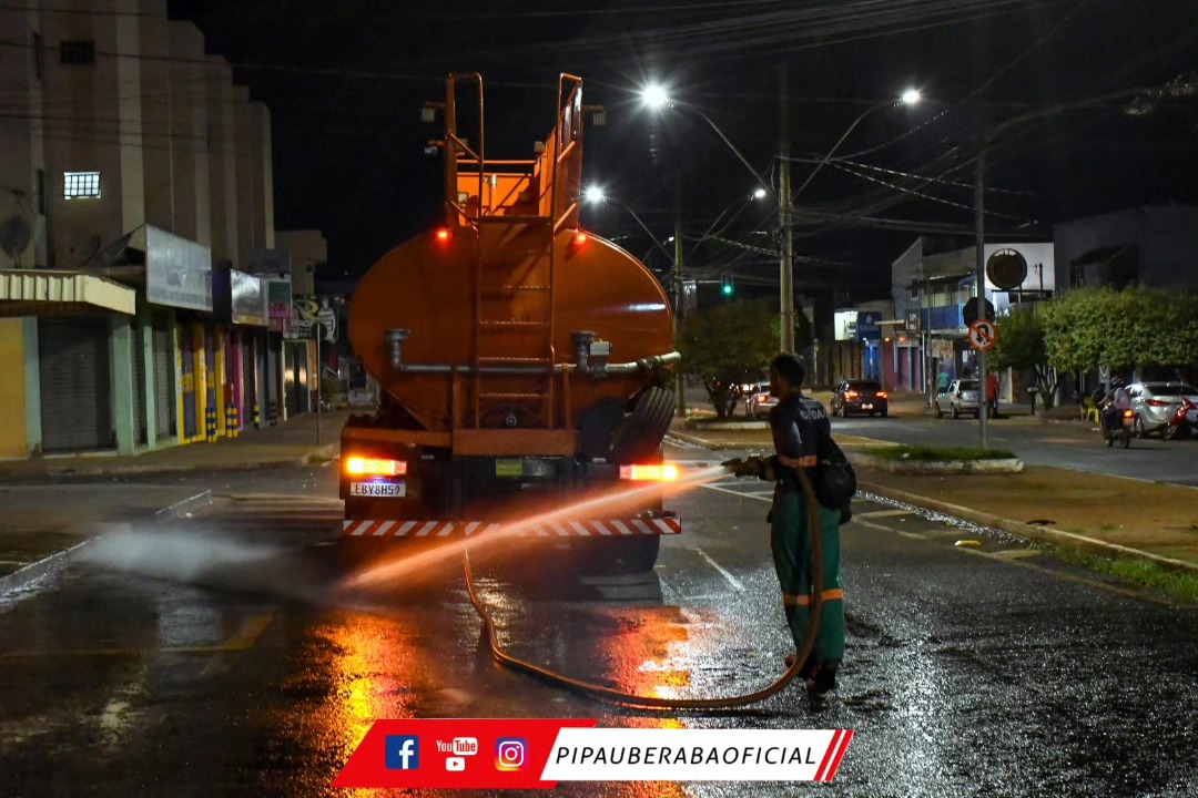 Pipa Uberaba realizando lavagem de rua durante a noite