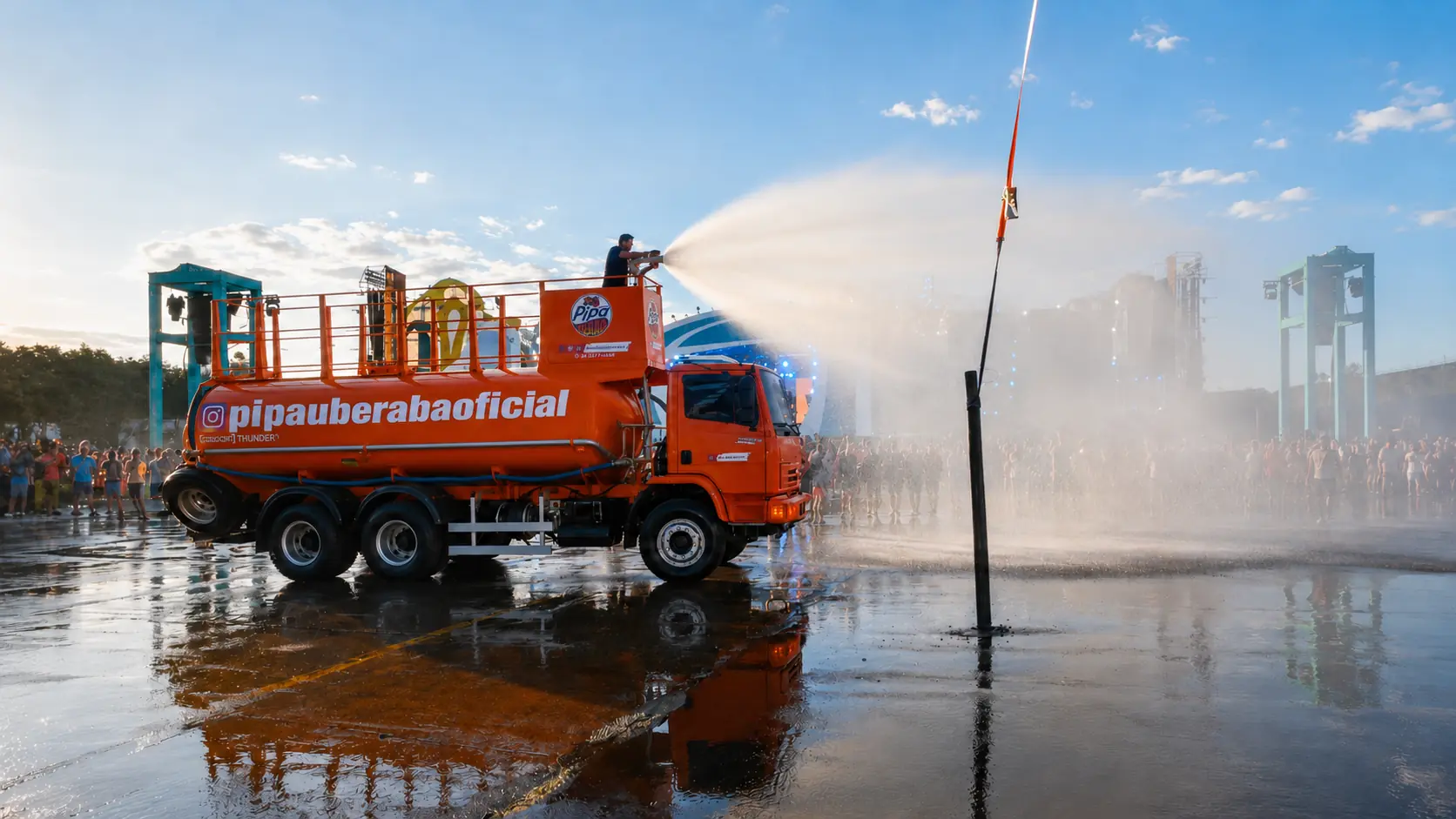 Caminhão da Pipa Uberaba realizando atendimento em evento